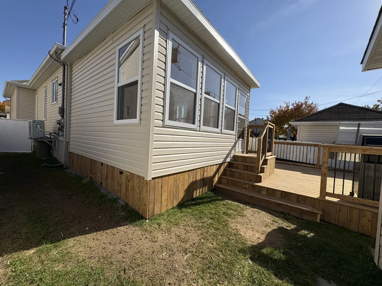 Agrandissement extérieur avec terrasse en bois neuve livré par BEGIN Construction