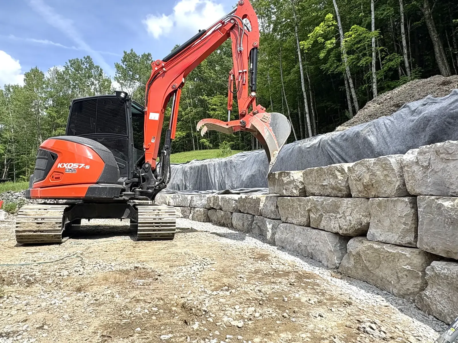 Mur de soutènement en pierre naturelle réalisé par BEGIN Construction