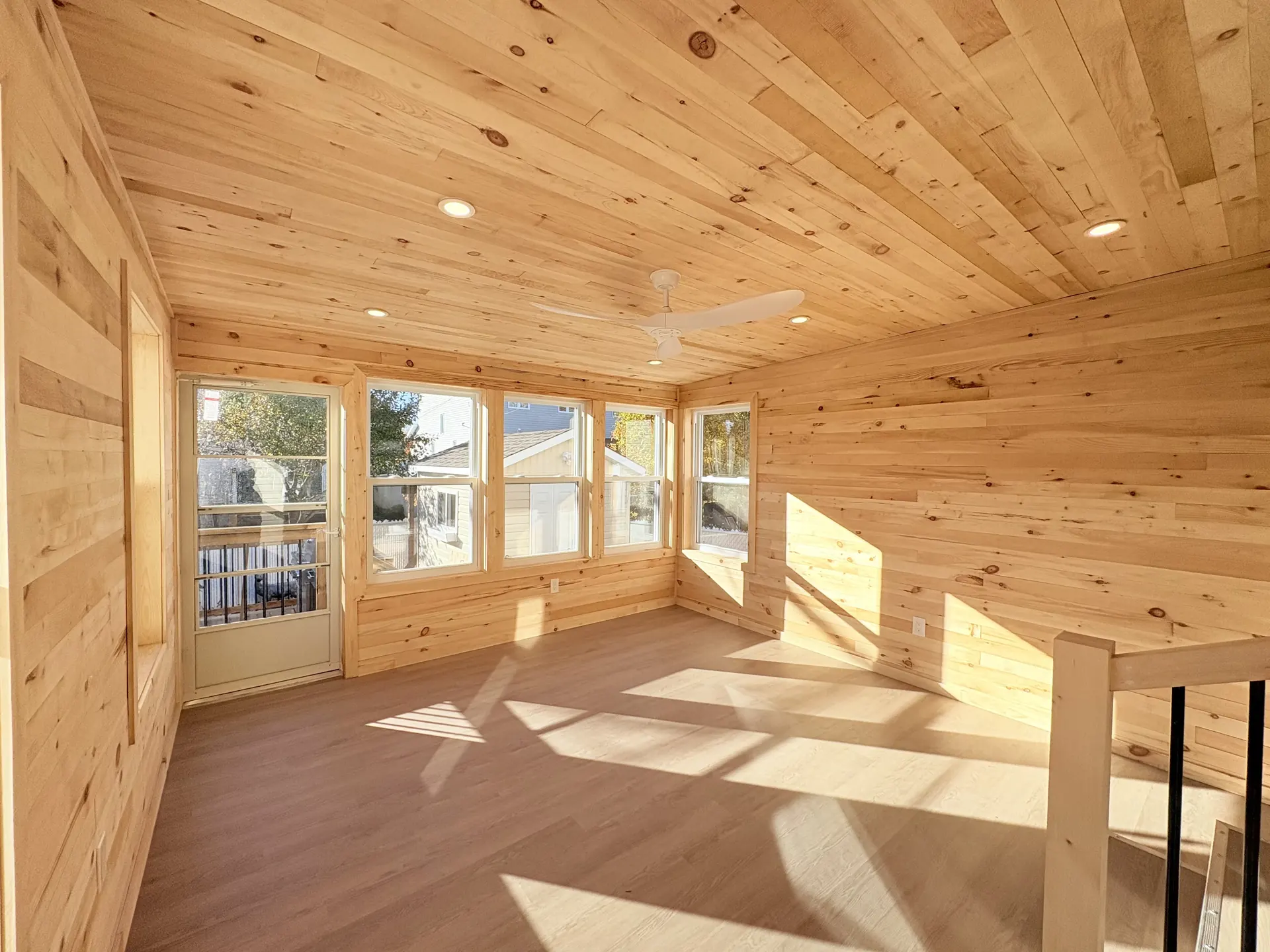 Plancher de bois franc dans un intérieur résidentiel — réalisation BEGIN Construction